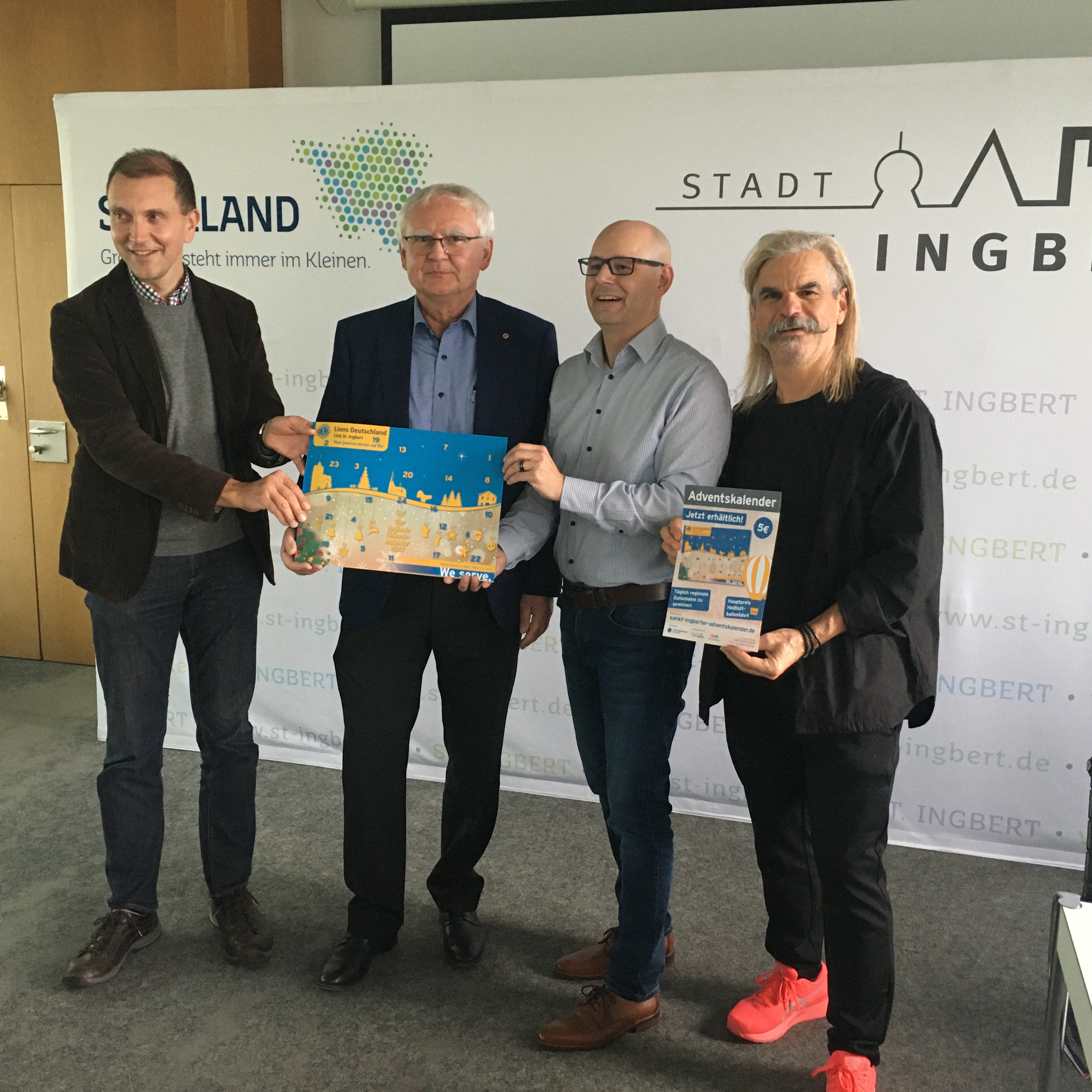 Gruppenbild Vorstellung "Der helfende Adventskalender 2022"