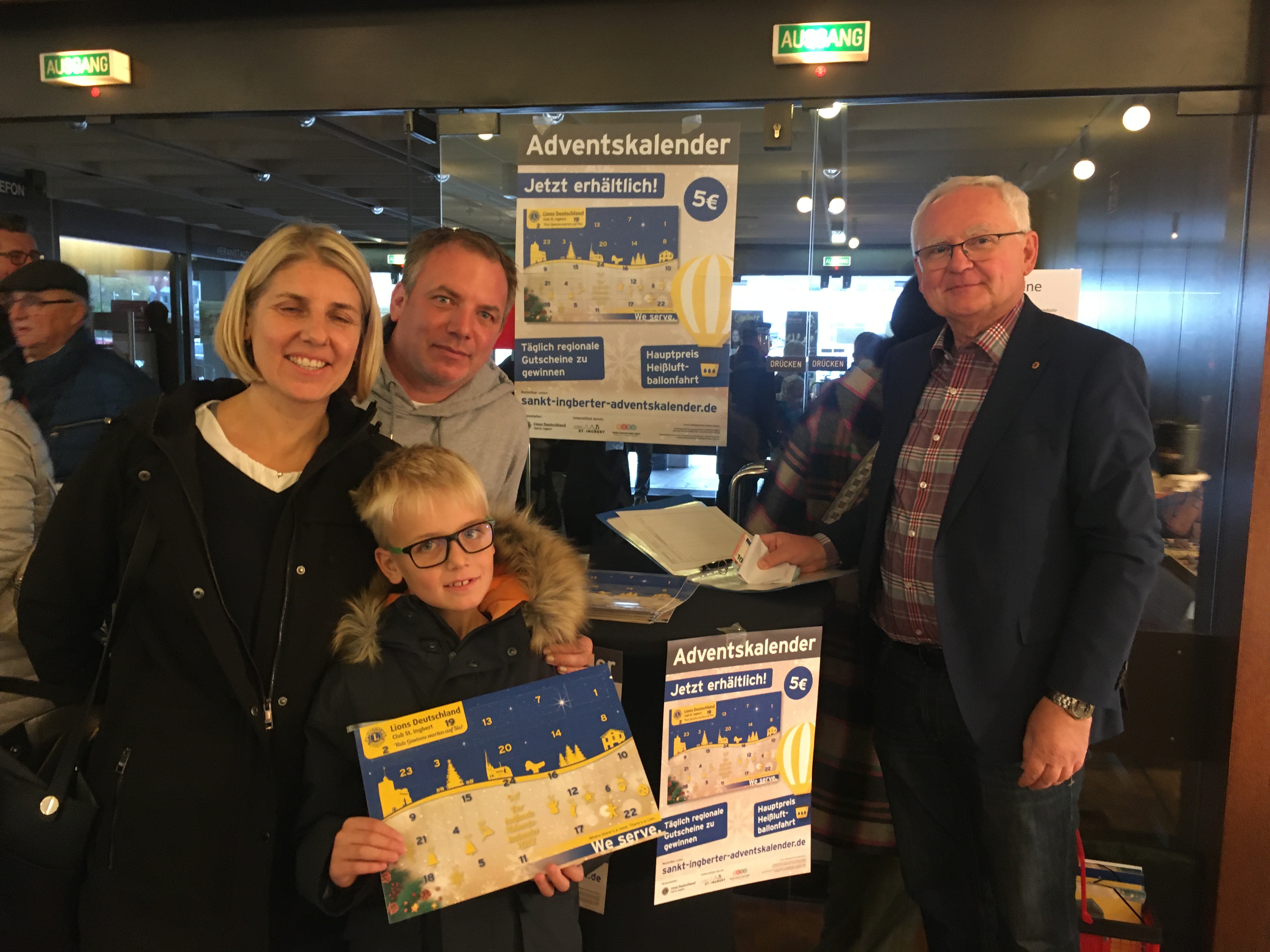 die ersten Käufer des helfenden Adventskalenders St. Ingbert 2022 mit Clubsekretär Dr. Harald Ansorge (r)