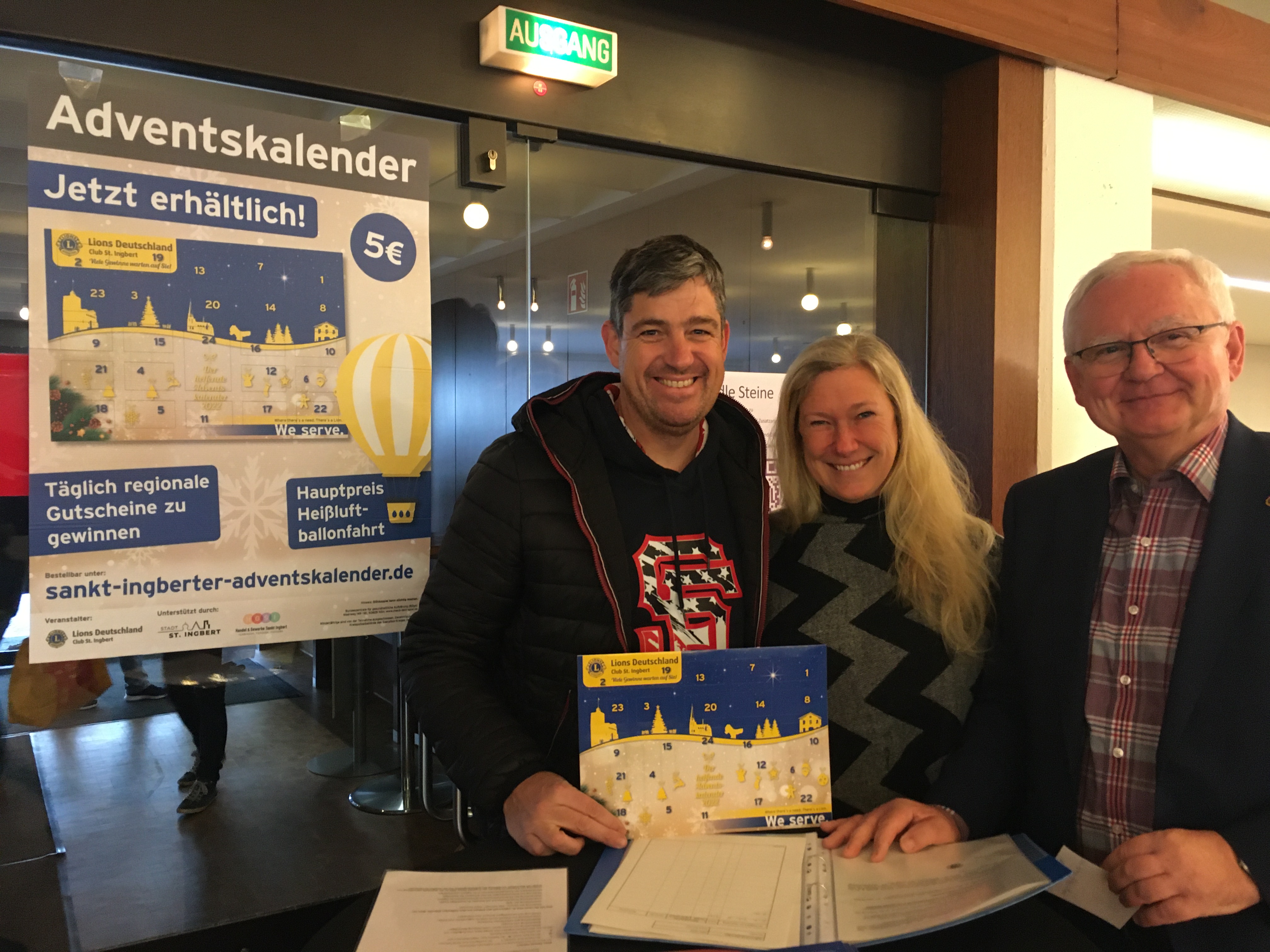 Clubpräsident André Sauerbrey (l) mit Ehefrau Bärbel und Clubsekretär Dr. Harald Ansorge (r) am Verkaufsstand