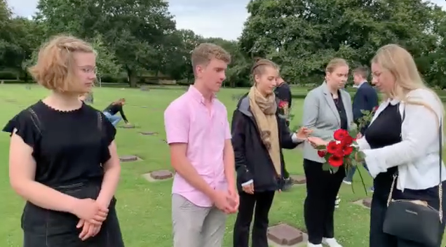 Jung und Alt auf dem Soldatenfriedhof