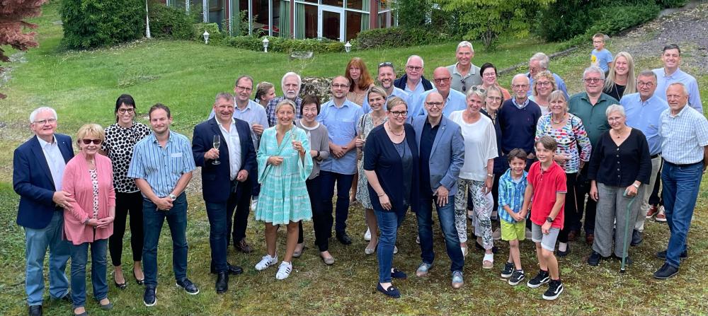 Clubmitglieder und Familienmitglieder im Hotelgarten